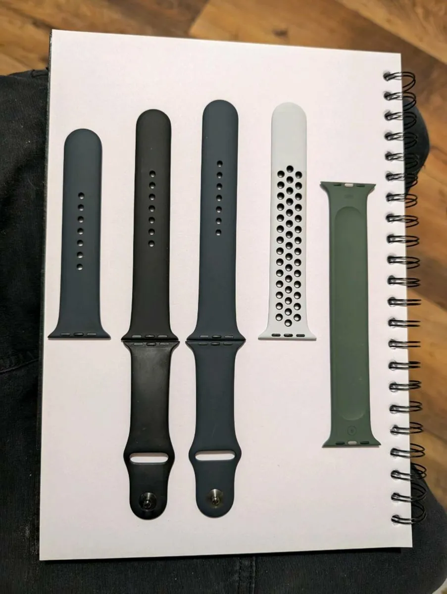 Flawless Apple Watch Series 9 45mm GPS + 6 Straps - Image 2