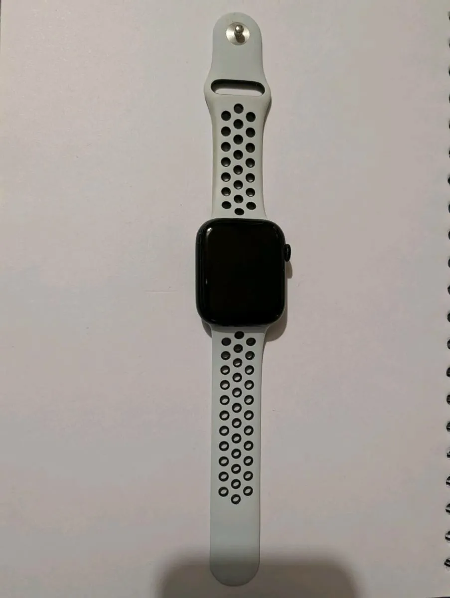 Flawless Apple Watch Series 9 45mm GPS + 6 Straps - Image 3