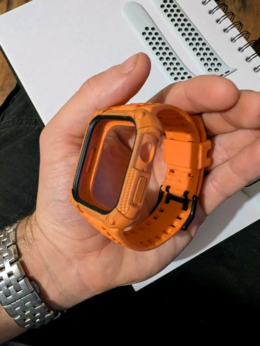 Flawless Apple Watch Series 9 45mm GPS + 6 Straps - Image 4