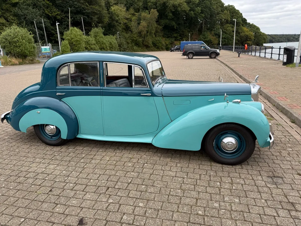 Vintage car - Image 1