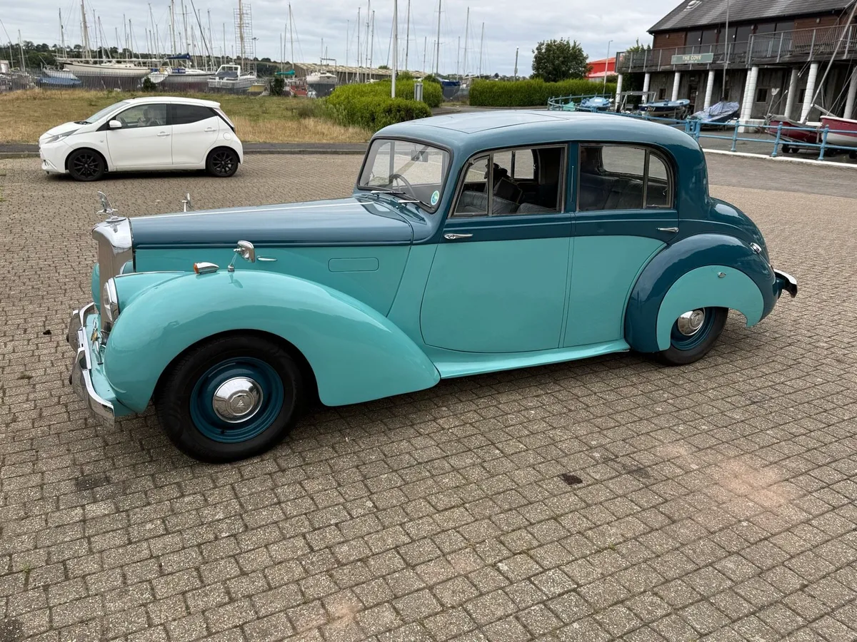 Vintage car - Image 2