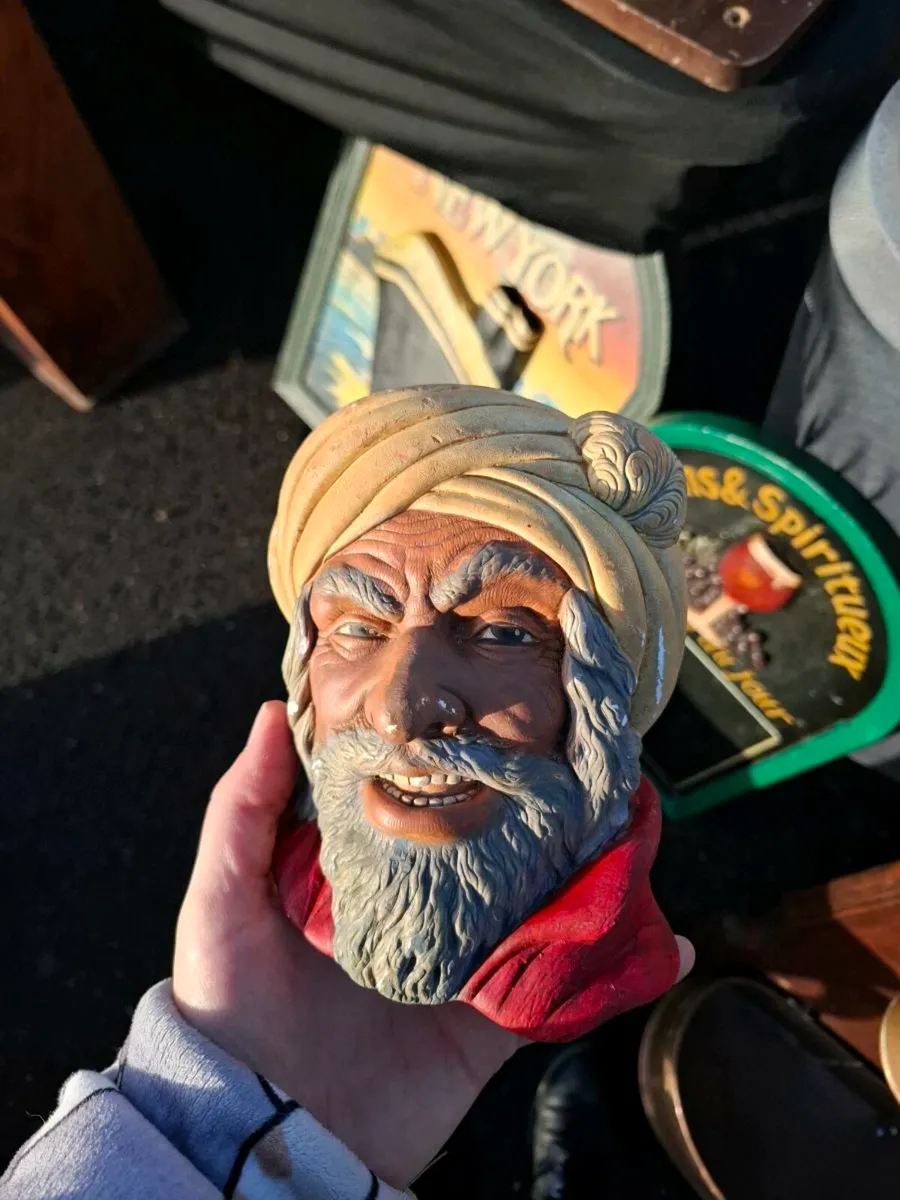 Decorative plaster head possible to post