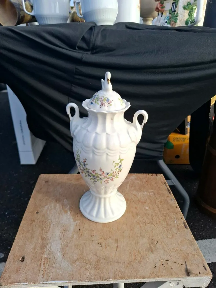 Cre porcelain vase postage possible