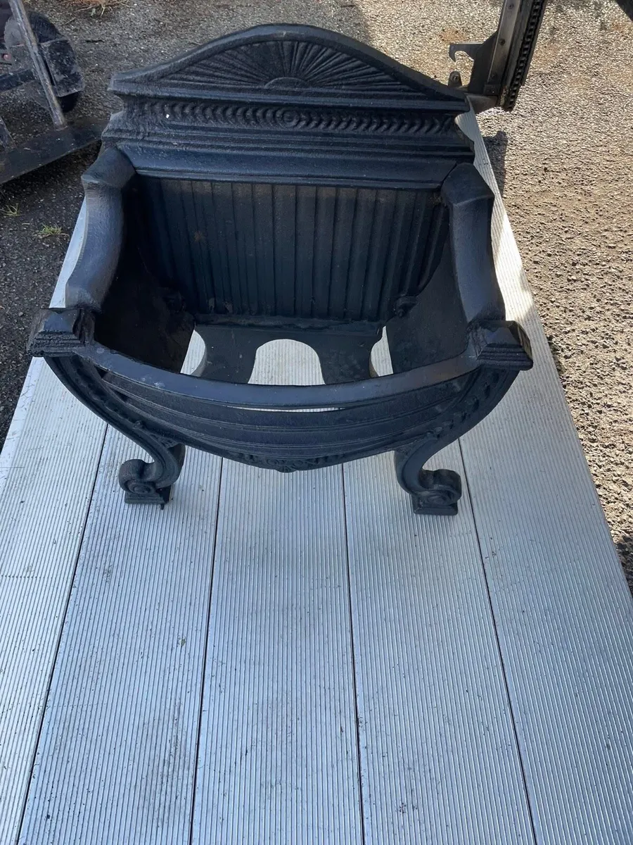Cast iron grill or flower pot holder - Image 2
