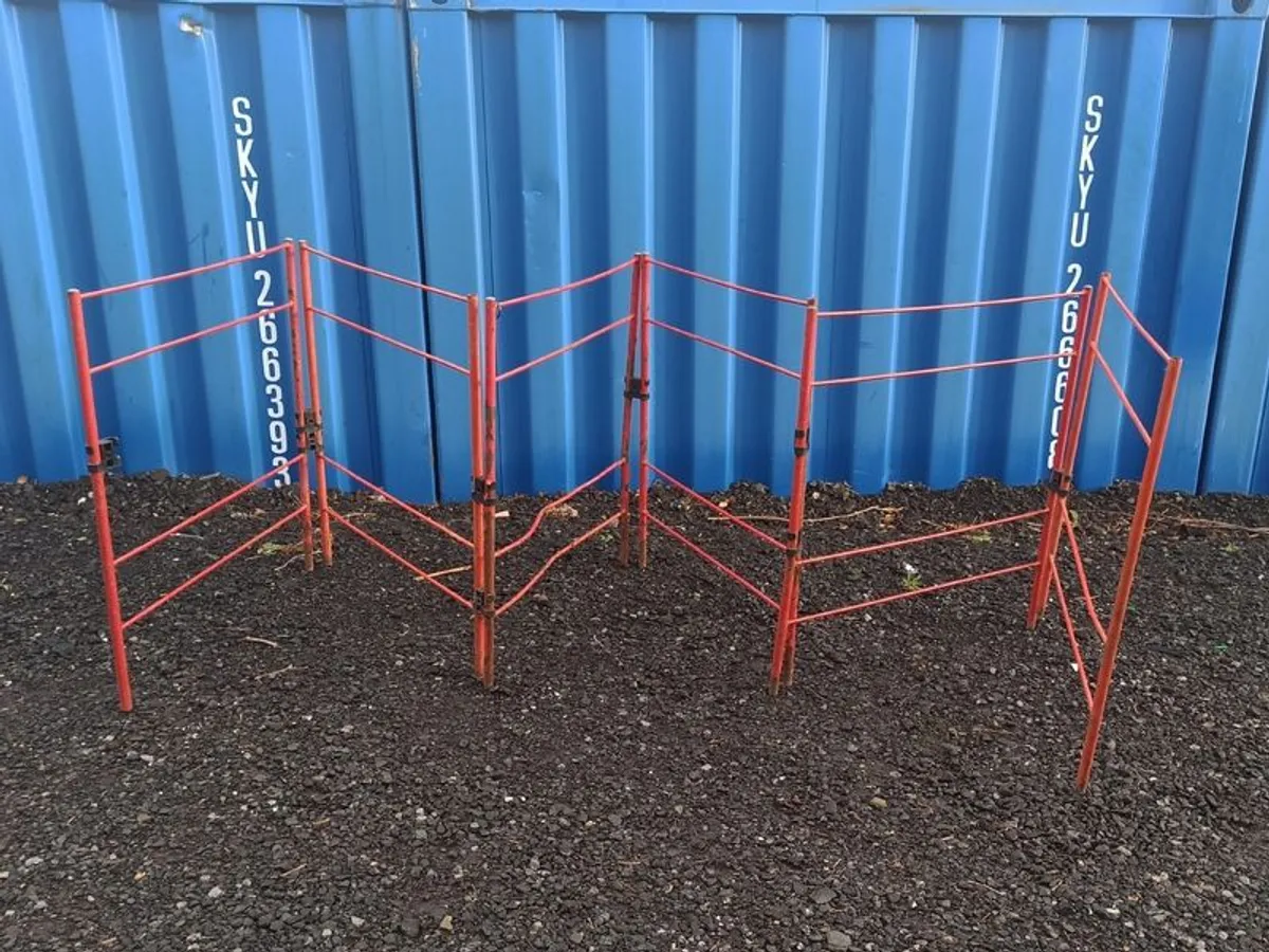 Road/footpath steel foldable safety barriers with polypropelene hinges 6pc - Image 2