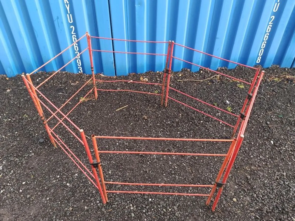 Road/footpath steel foldable safety barriers with polypropelene hinges 6pc - Image 3