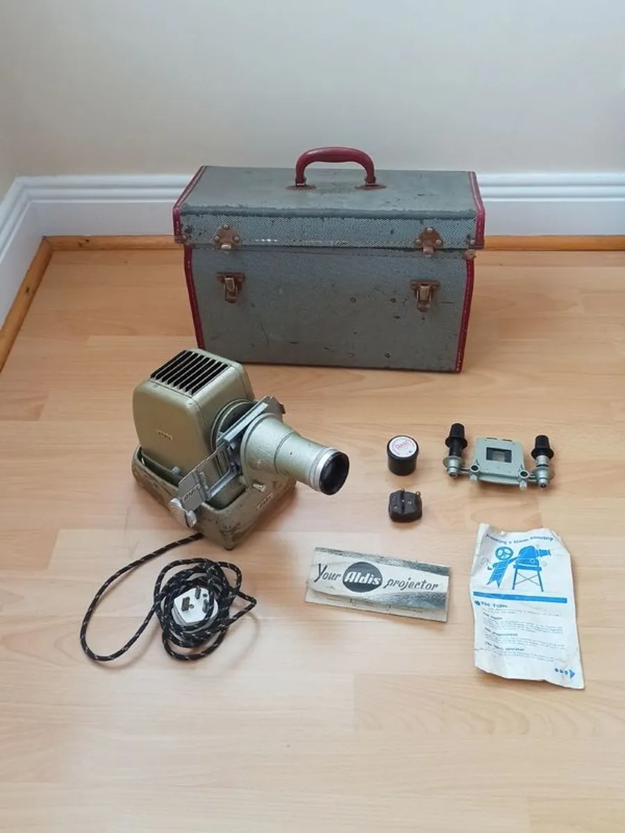 Vintage ALDIS slide projector with case  working fine - Image 1