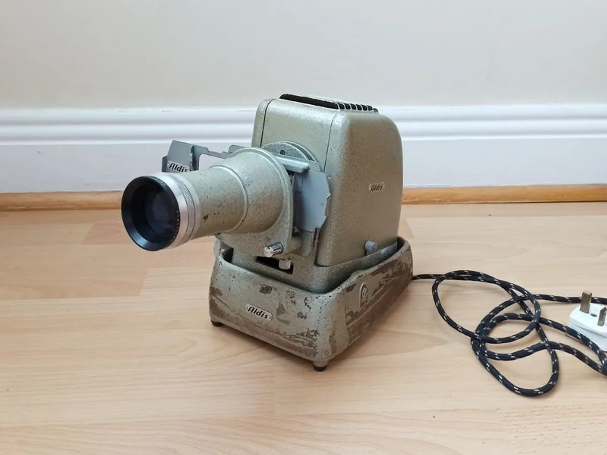 Vintage ALDIS slide projector with case  working fine - Image 2