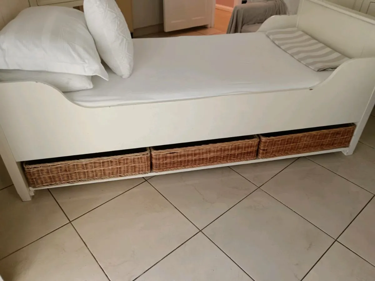 Single bed - Image 1