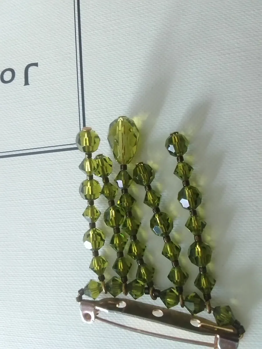 VINTAGE 1950's PERIDOT CRYSTAL  DROP BROOCH - Image 4