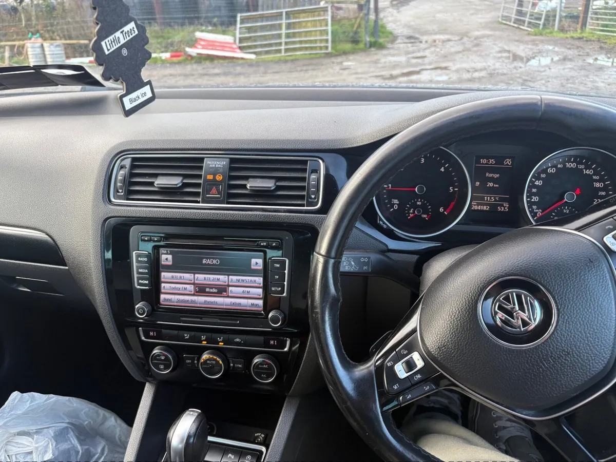 Volkswagen Jetta 2016 - Image 2