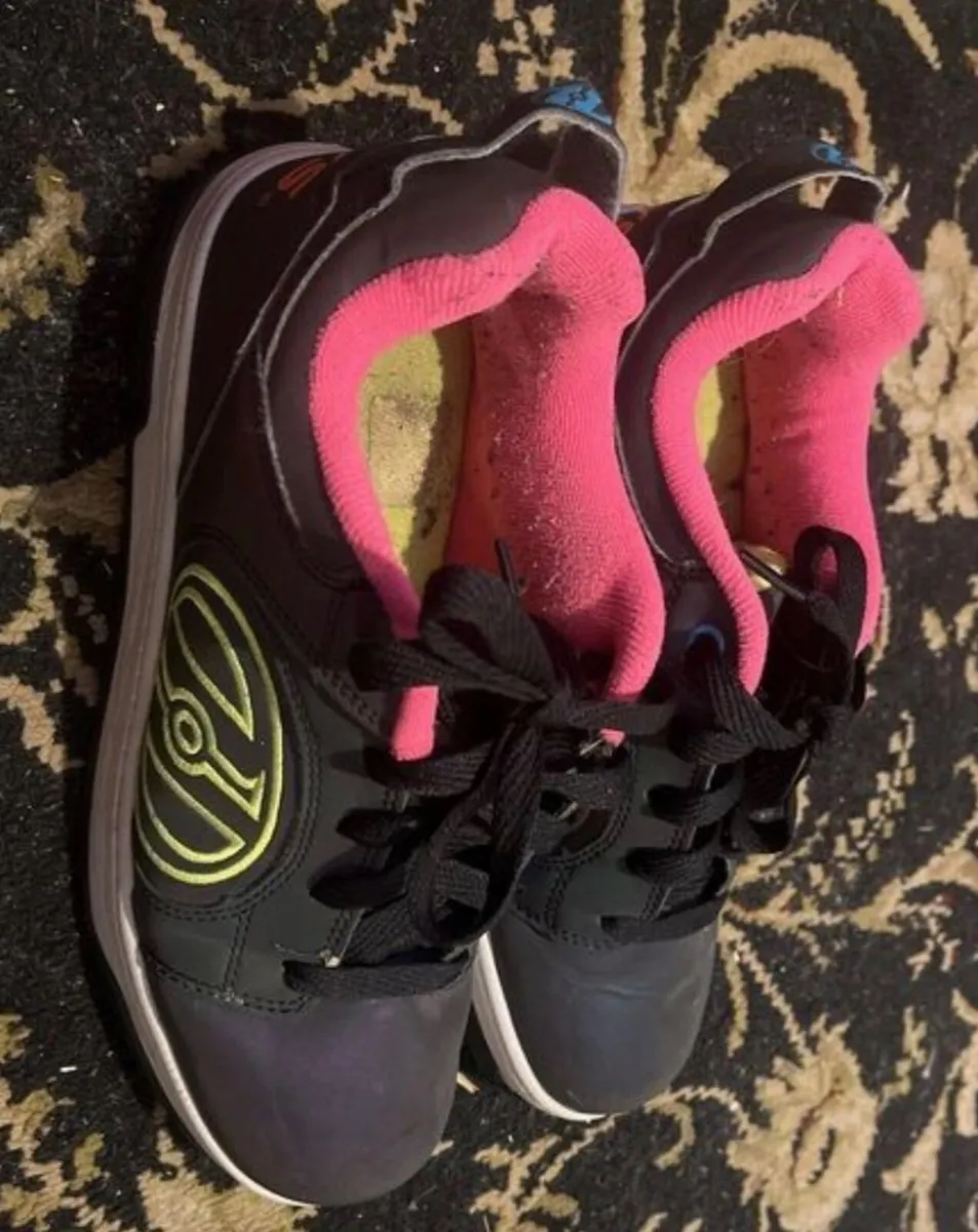 Shoes with wheels - Image 1