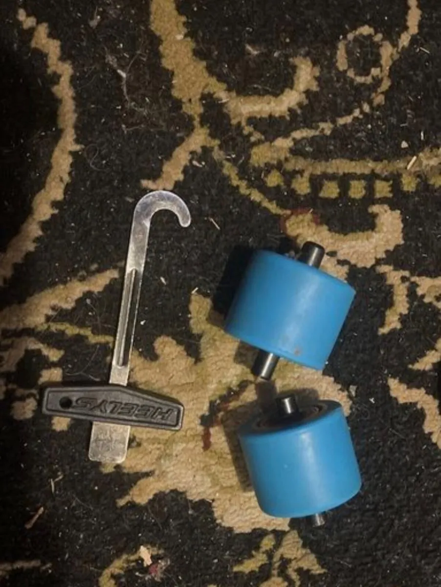 Shoes with wheels - Image 3