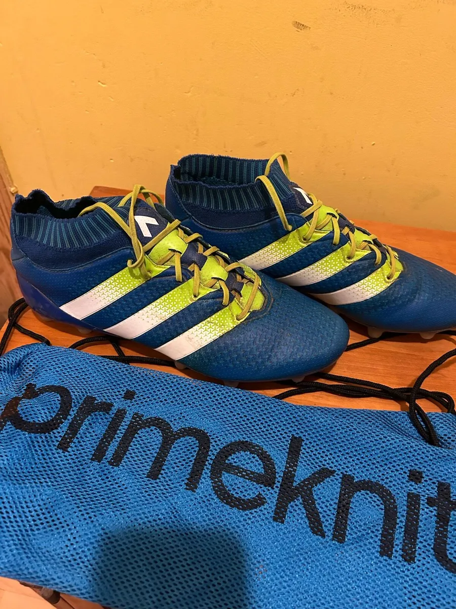 Football boots size 10