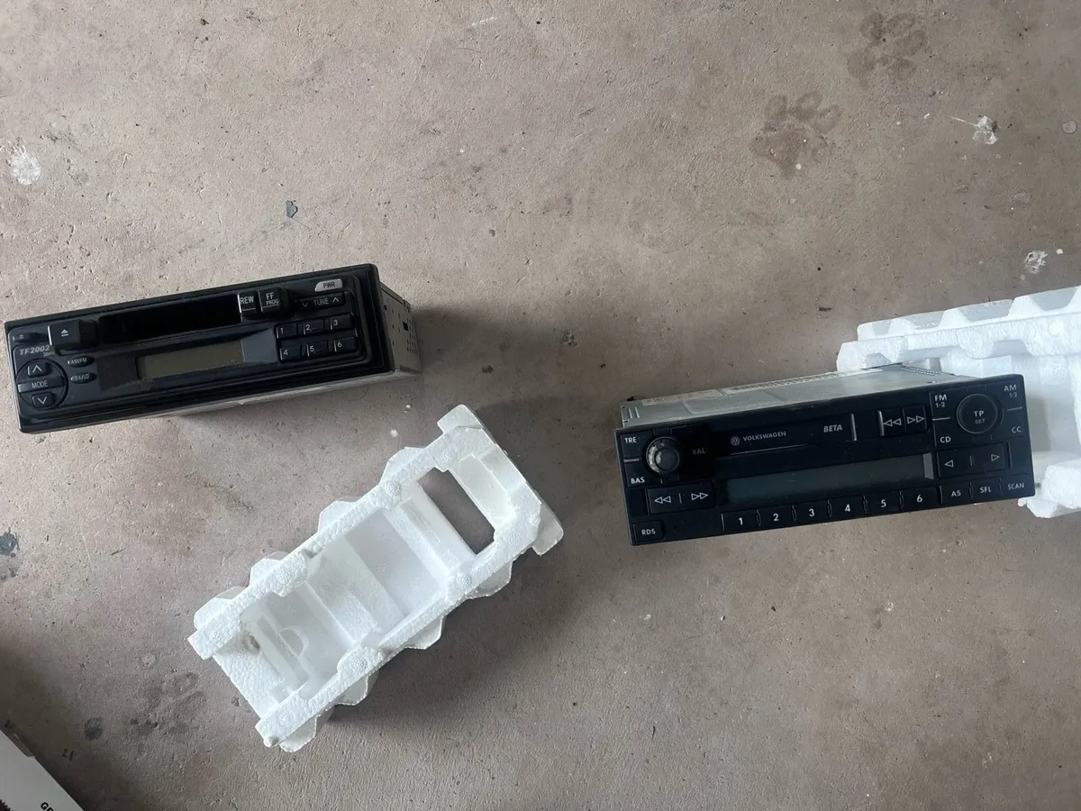Car radios - Image 1