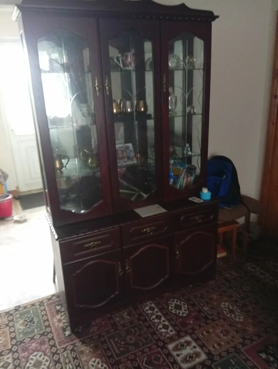 4' Dark mahogany glass display unit with cupboard - Image 3