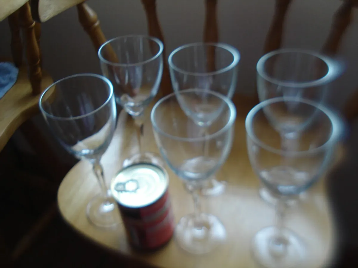 6 TALL CLEAR GLASS GOBLETS/WINE GLASSES. - Image 3