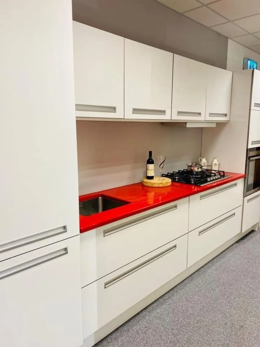 White gloss kitchen with red solid quartz worktop - Image 1