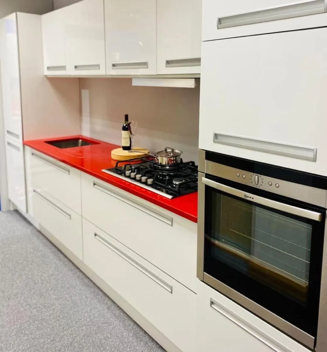 White gloss kitchen with red solid quartz worktop - Image 2
