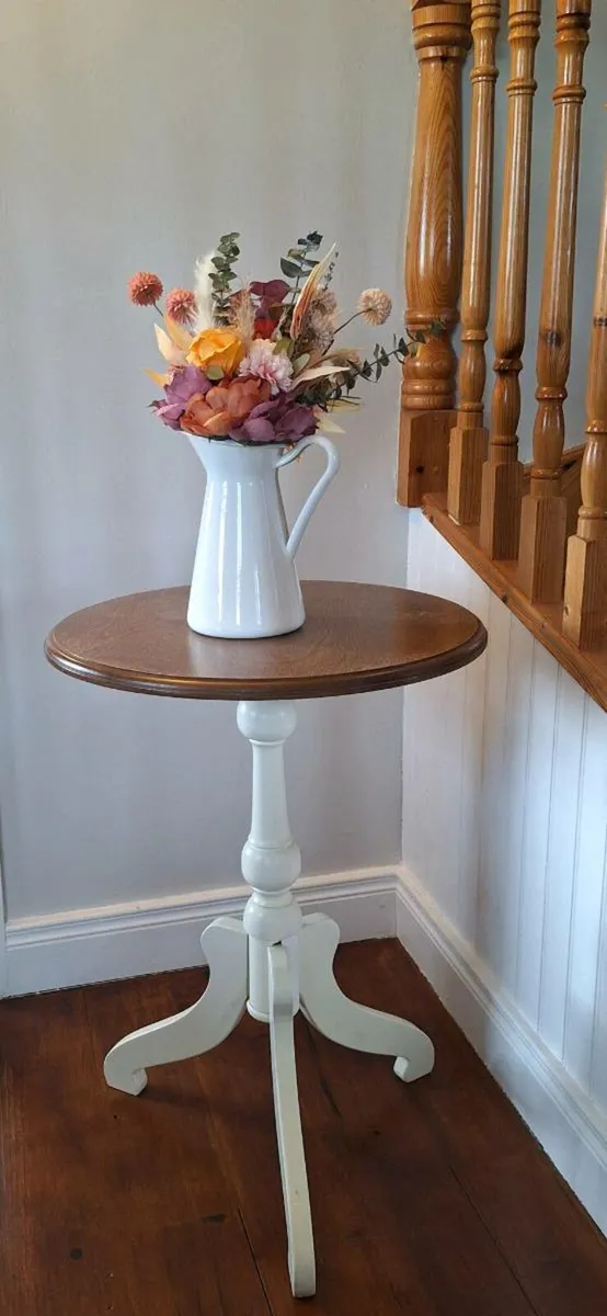 Round table and set of tables. - Image 1