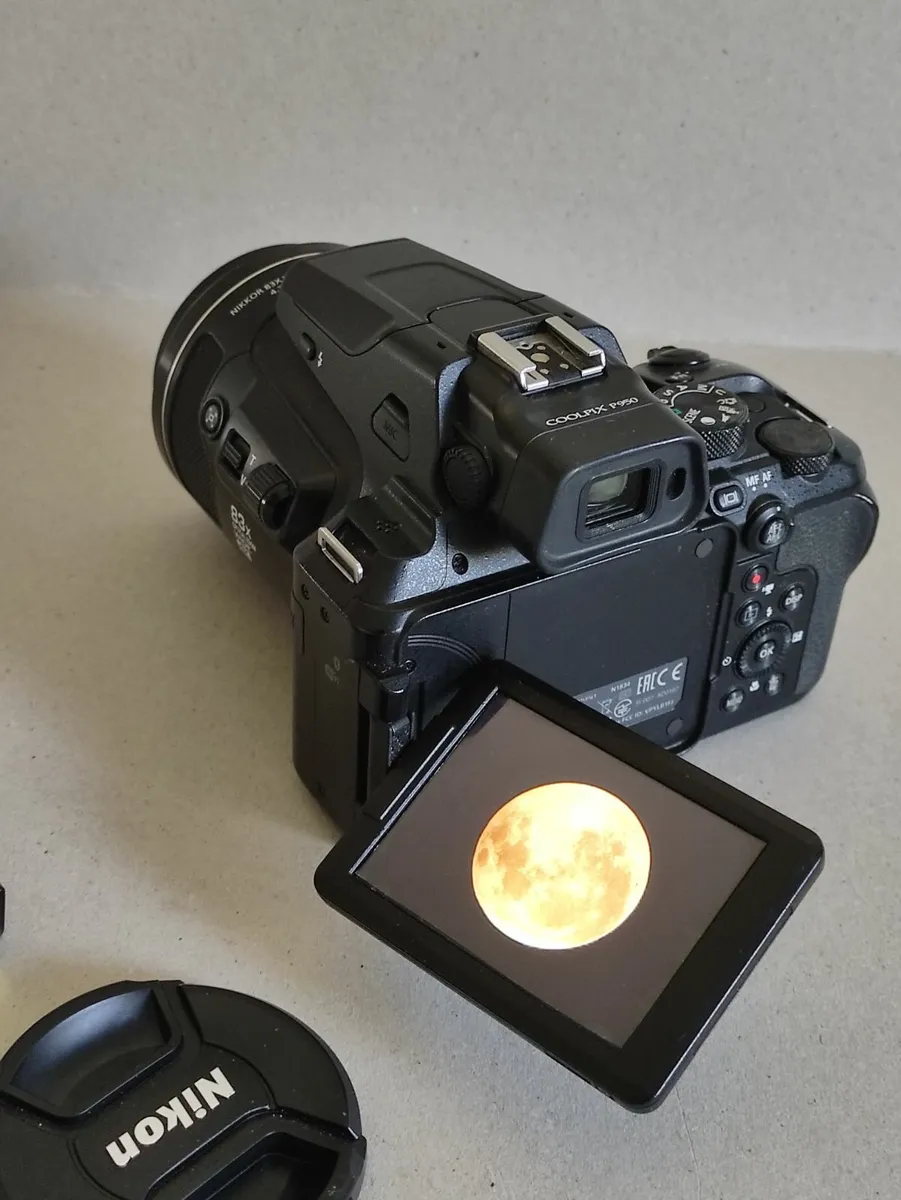 Nikon P950 - Very Good - 2 Batteries + 83x Zoom - Image 4