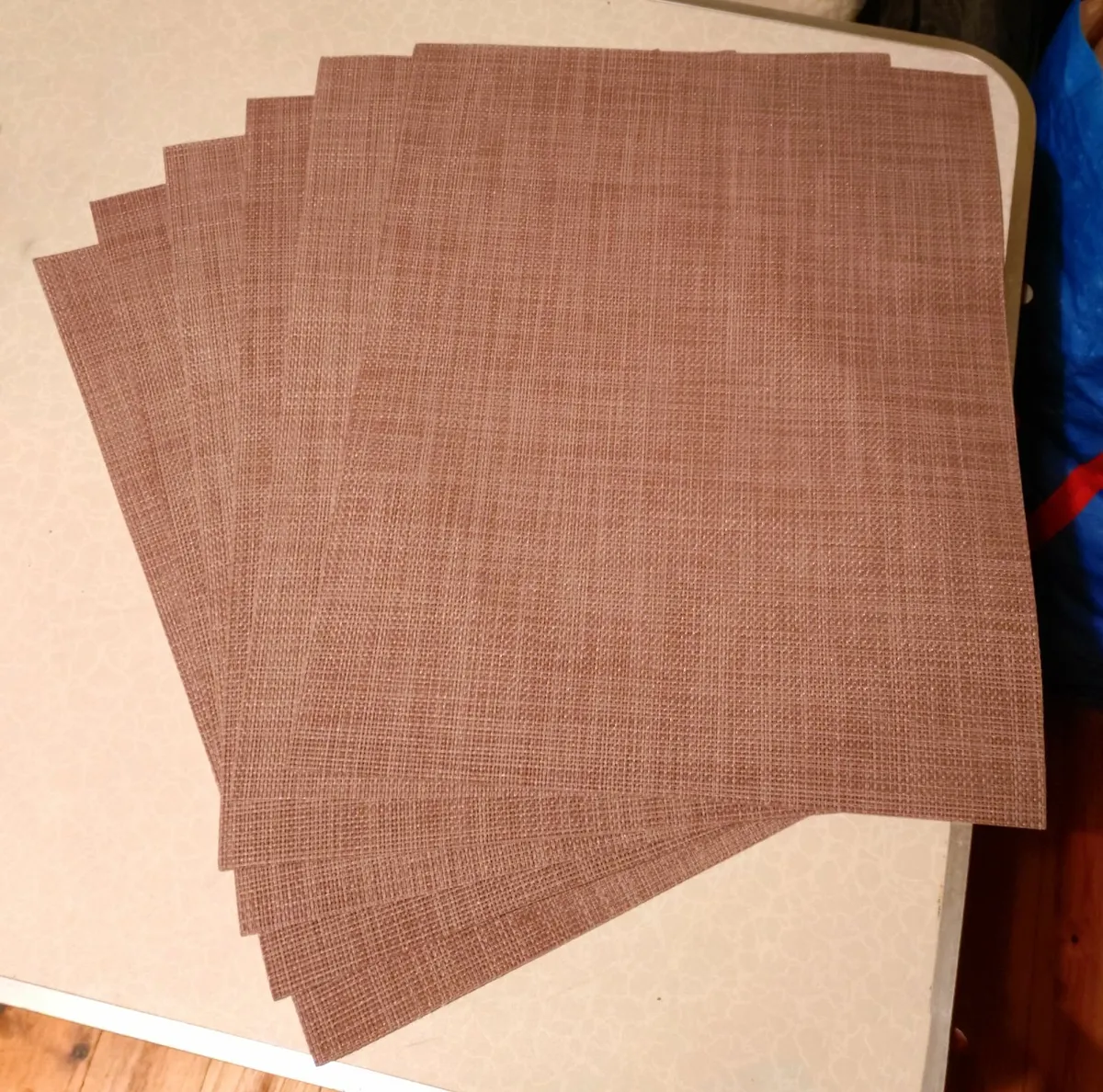 6 PLASTIC TABLE PLACE MATS (LOVELY CONDITION). - Image 1