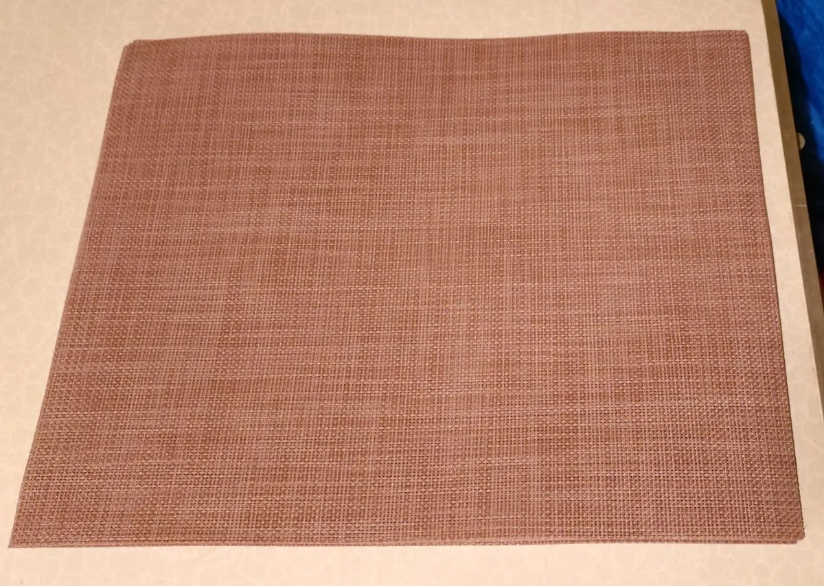 6 PLASTIC TABLE PLACE MATS (LOVELY CONDITION). - Image 2