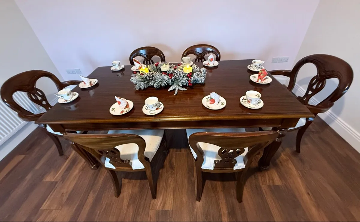 Gorgeous table & chairs - Image 1