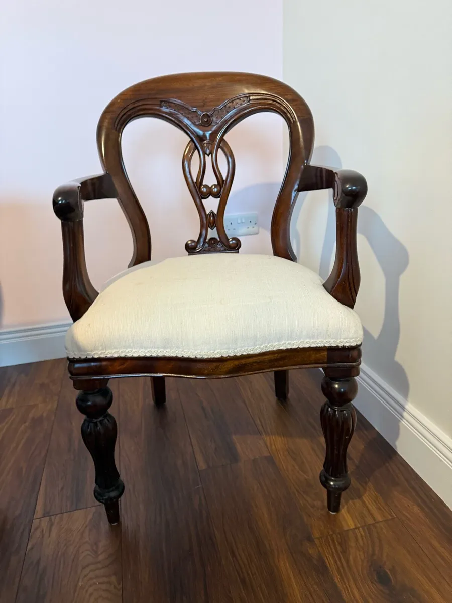 Gorgeous table & chairs - Image 2