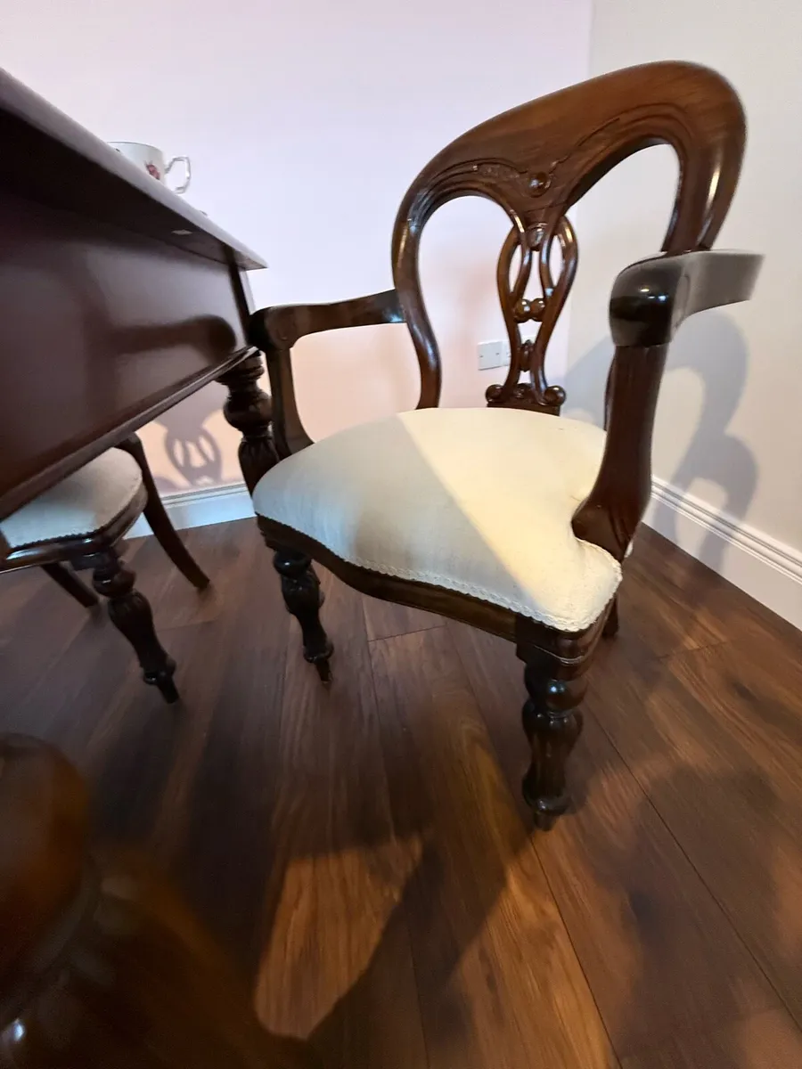 Gorgeous table & chairs - Image 3