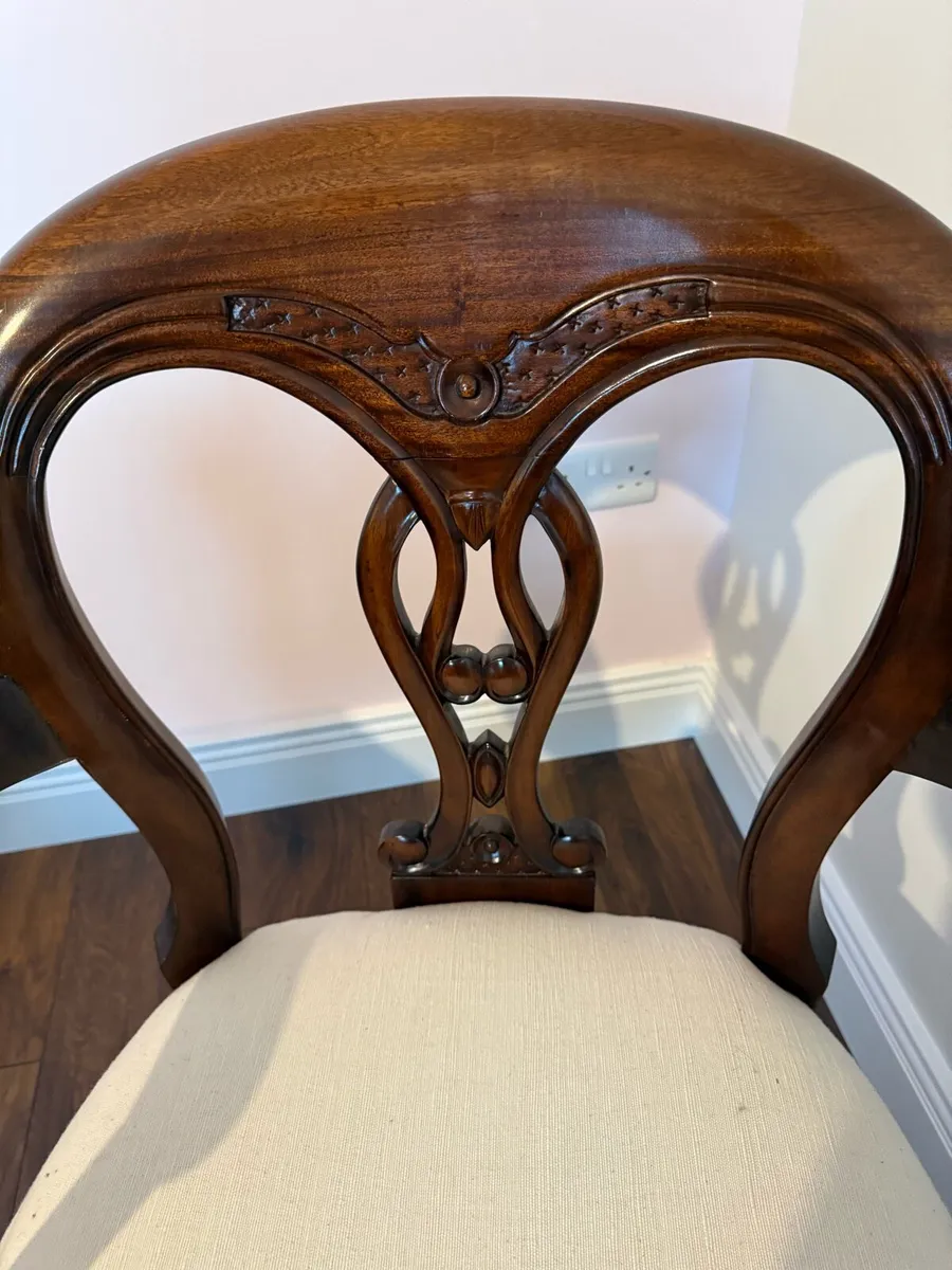 Gorgeous table & chairs - Image 4