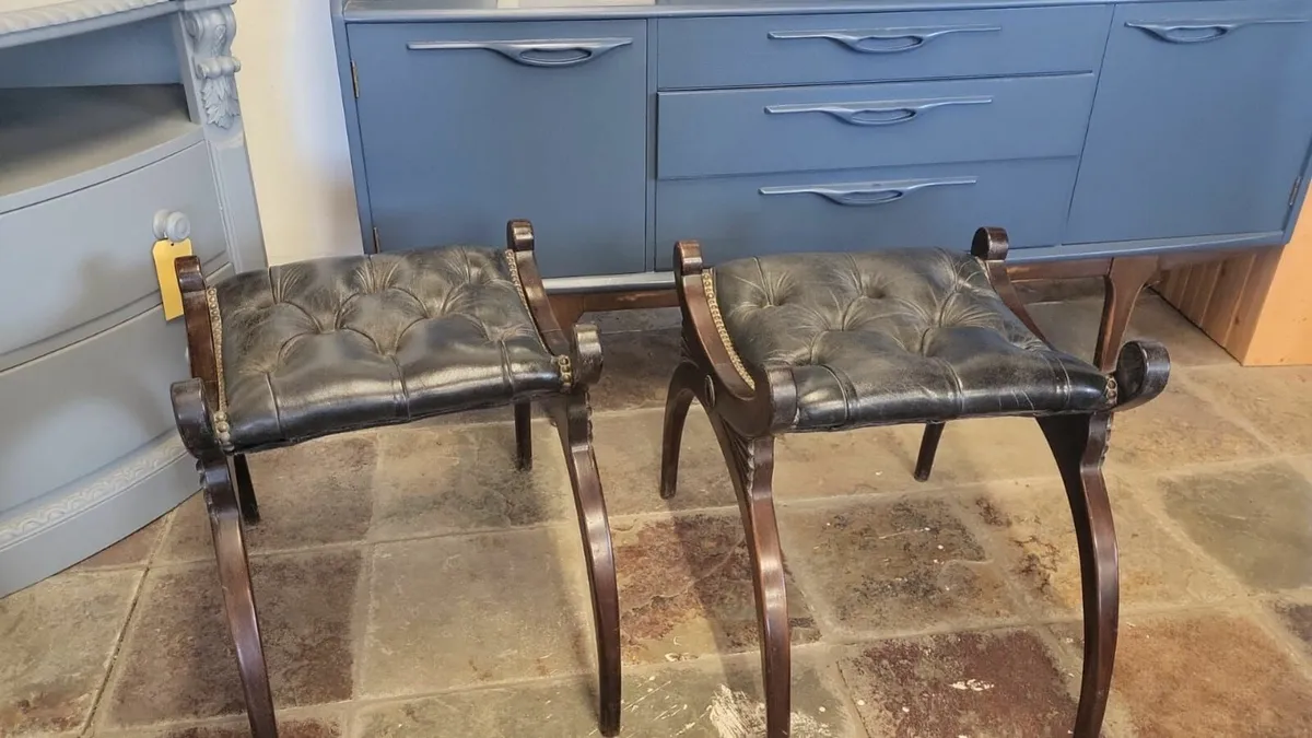 Pair vintage regency style button leather stools - Image 2