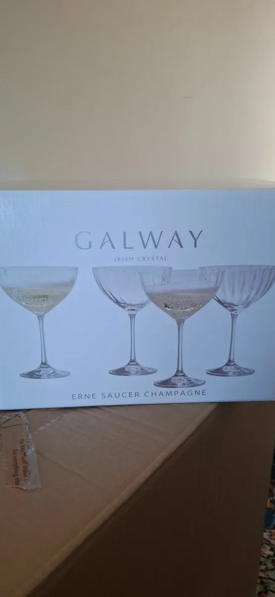 Wicker vases and Champagne glasses - Image 3