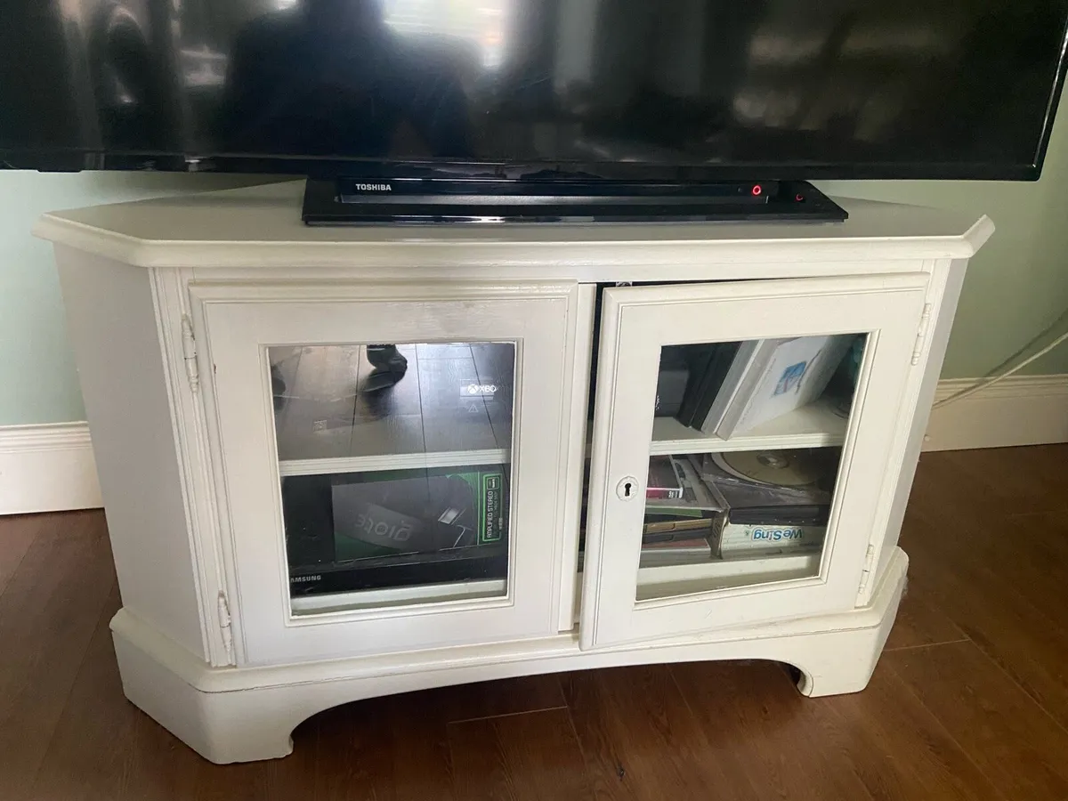 TV and coffee table - Image 1