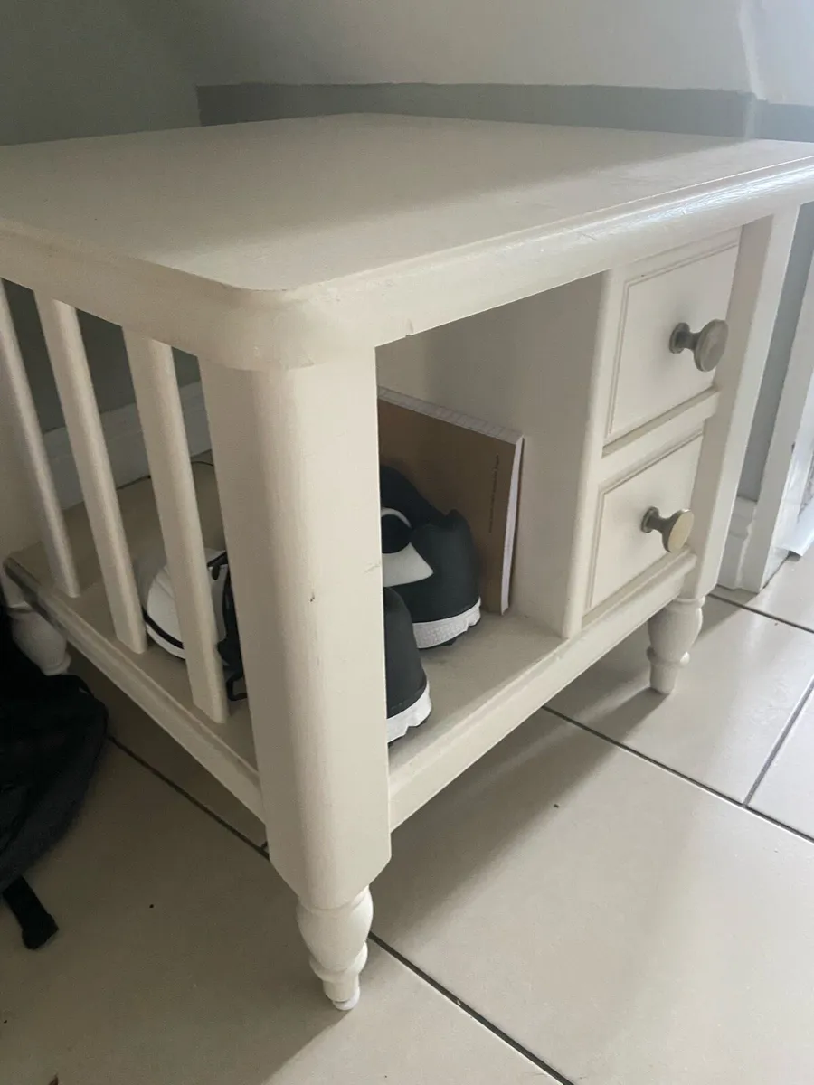 TV and coffee table - Image 2