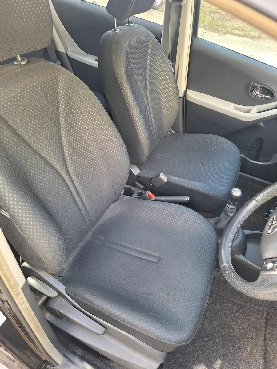 Toyota Yaris 2010 - Image 2
