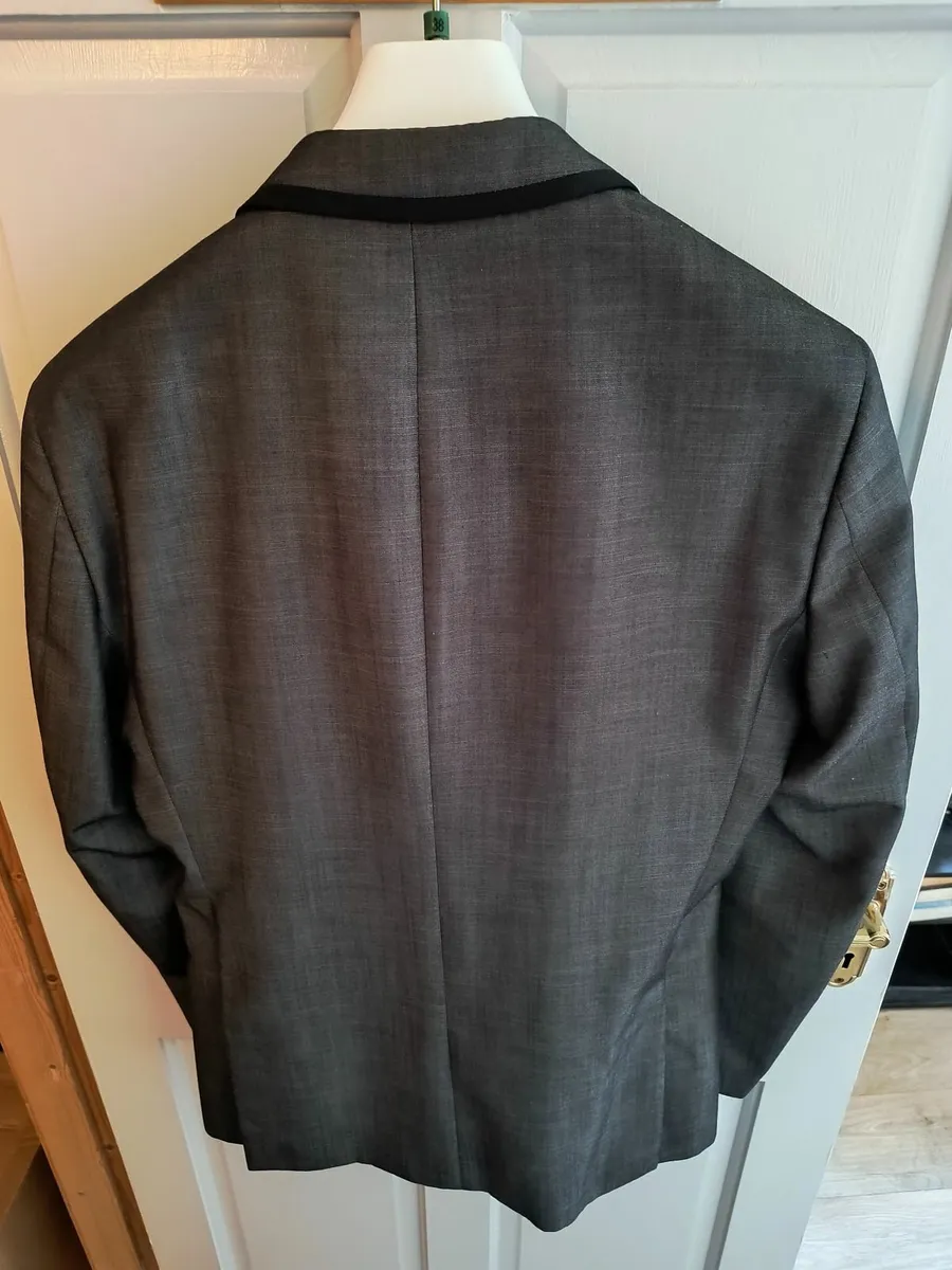 Mens full suit perfect condition Size Medium - Image 2