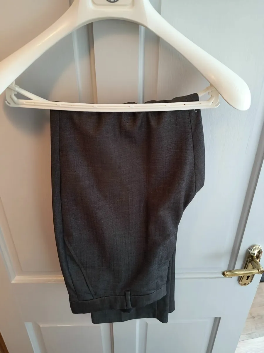 Mens full suit perfect condition Size Medium - Image 4