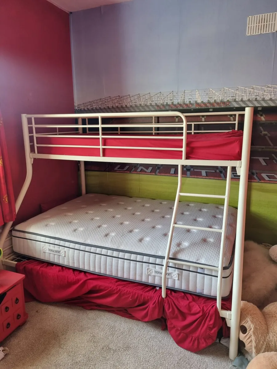 Triple bunk bed