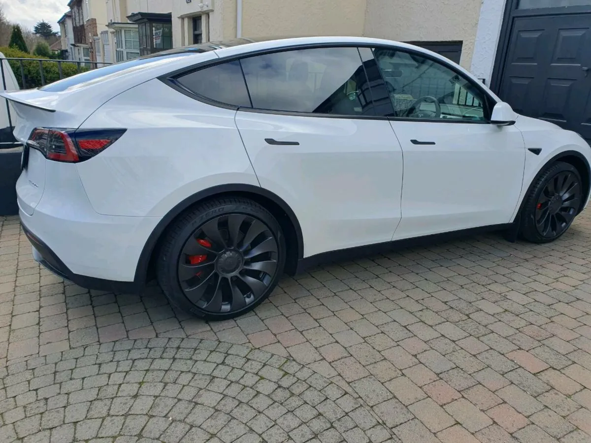 Tesla Model Y Performance AWD - Image 4