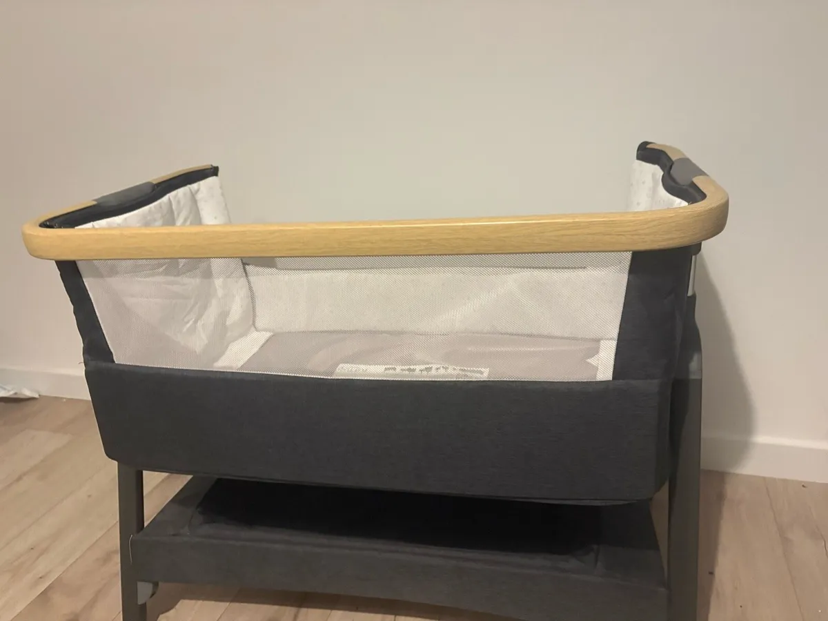 Bedside crib - Image 1