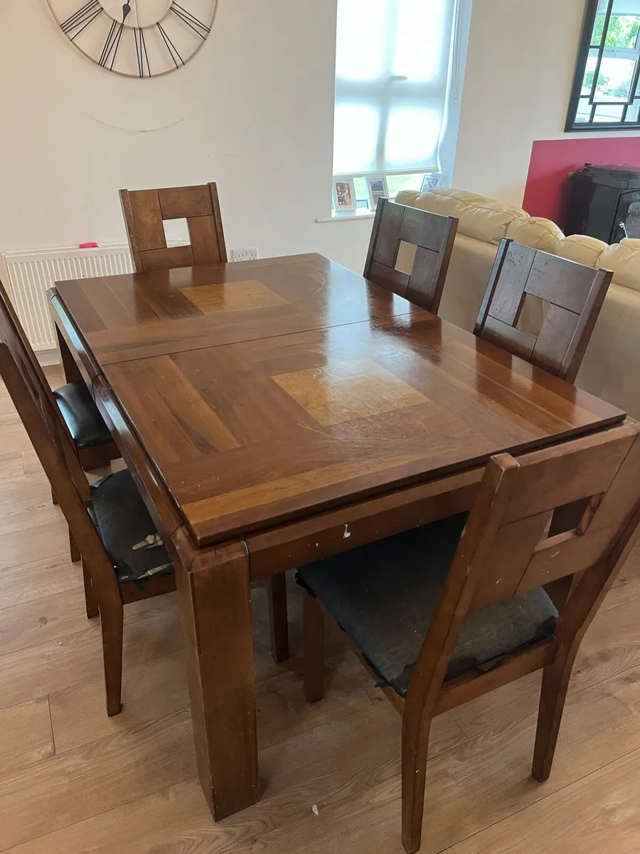 Table and chairs - Image 1