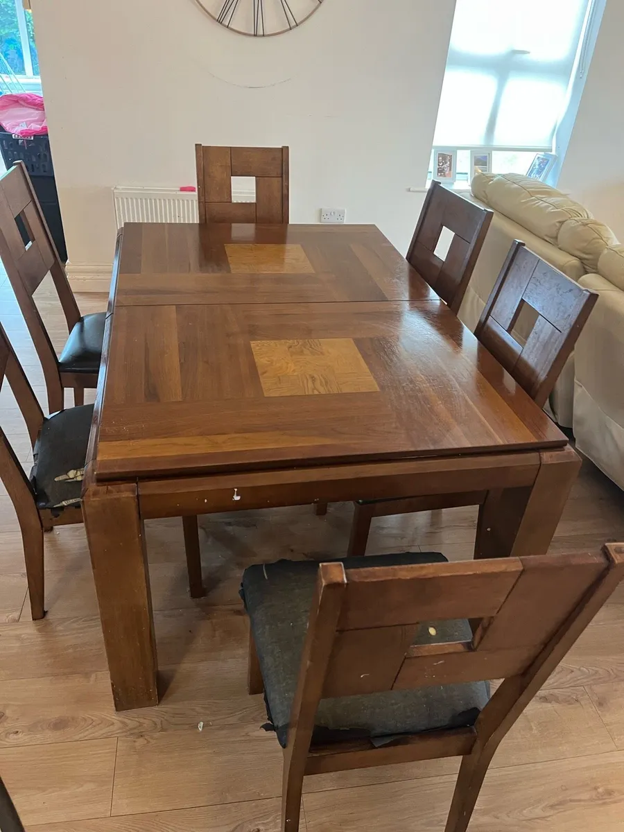 Table and chairs - Image 2