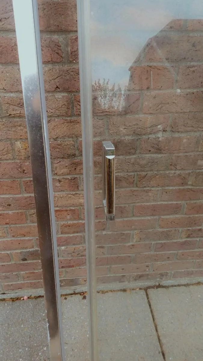 Sliding shower door - Image 2