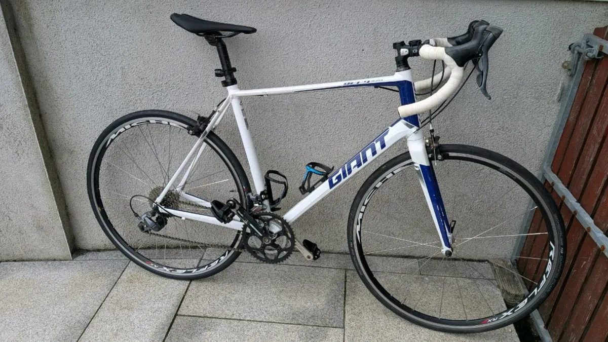 Giant Defy Aluxx Road Bike - Image 1