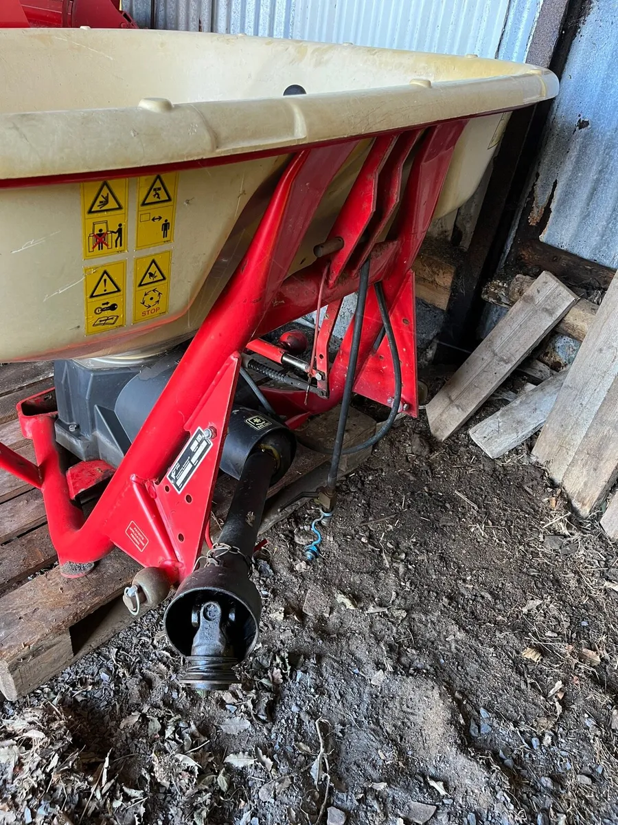 Fertilizer Spreader - Image 3