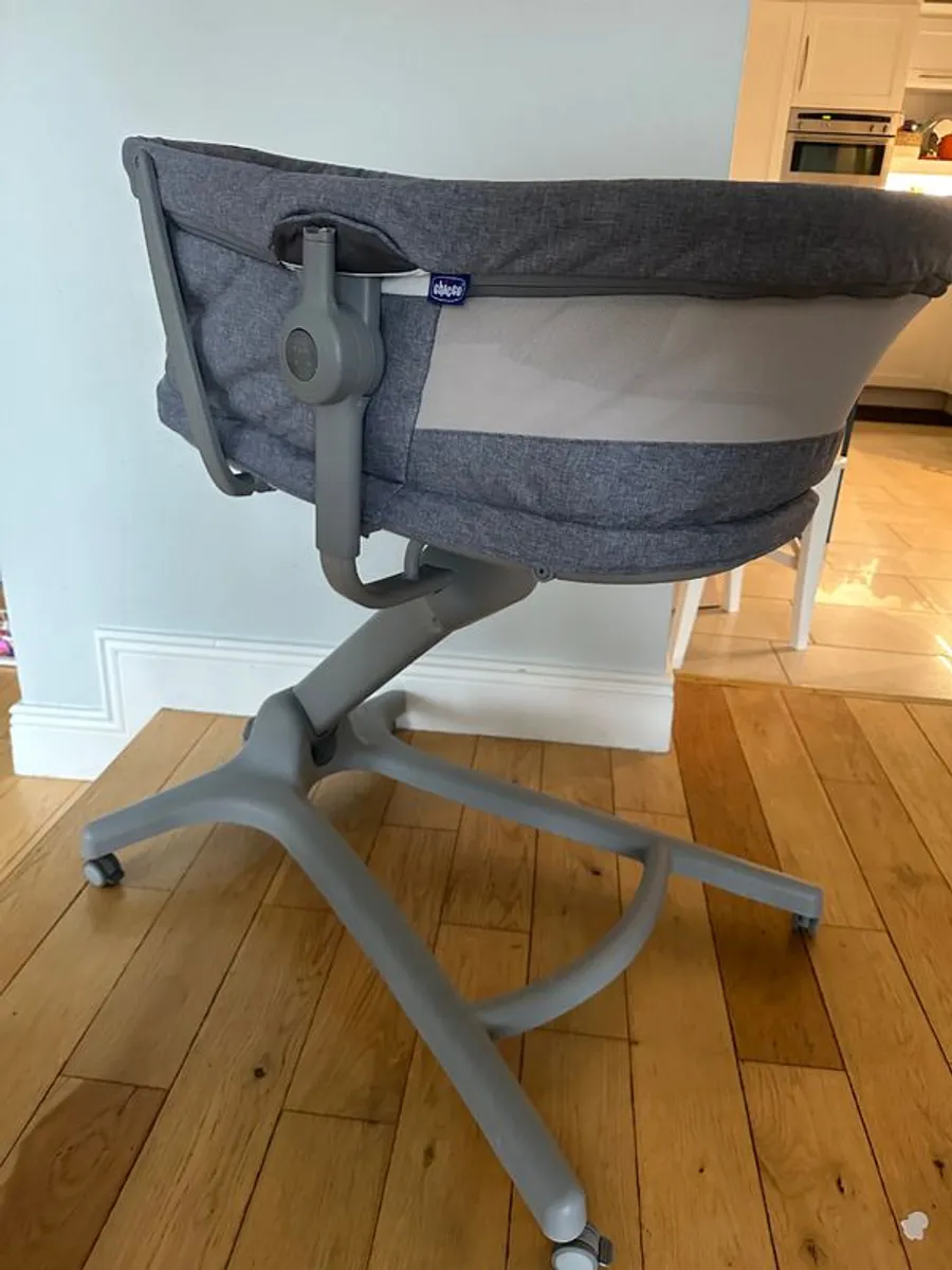 Chicco Baby Hug 4-in-1 bassinet / chair - Image 1