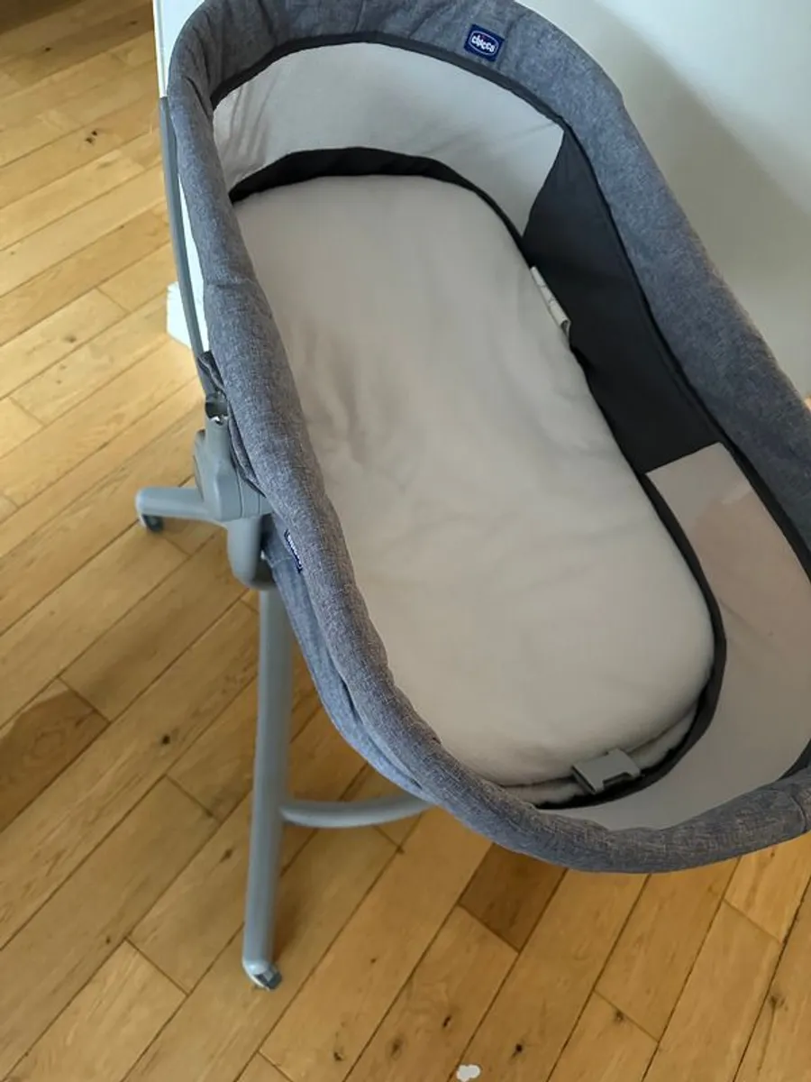 Chicco Baby Hug 4-in-1 bassinet / chair - Image 2