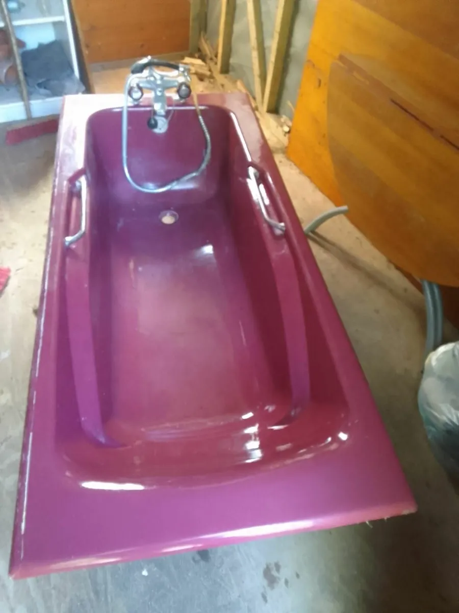 Cast iron bath and washbasin in burgundy - Image 1