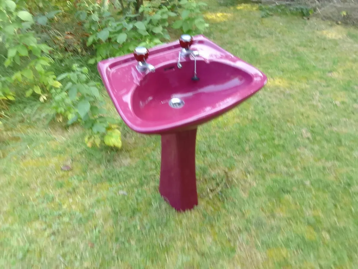 Cast iron bath and washbasin in burgundy - Image 2